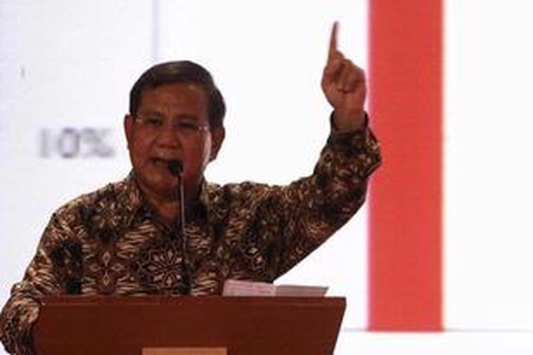 Ketua Dewan Pembina Partai Gerindra Prabowo Subianto menyampaikan pidato politiknya dalam acara bedah buku karyanya yang berjudul Masa Depan Indonesia, Bunga Rampai Tantangan Bangsa, di Ruang Puri Agung Hotel Sahid Jaya, Jakarta, Kamis (30/5/2013). Prabowo menyampaikan pandangannya tentang strategi besar pembangunan bangsa dengan tema Membangun Kembali Indonesia Raya berdasarkan Konstitusi. TRIBUNNEWS/DANY PERMANA