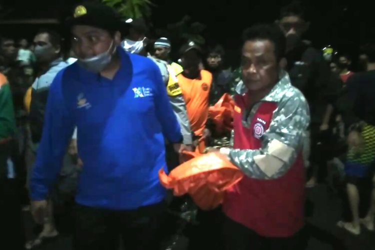 Evakuasi korban tenggelam Desa Samudra Kulon, Kecamatan Gumelar, Kabupaten Banyumas, Jawa Tengah, Jumat (29/10/2021) malam.
