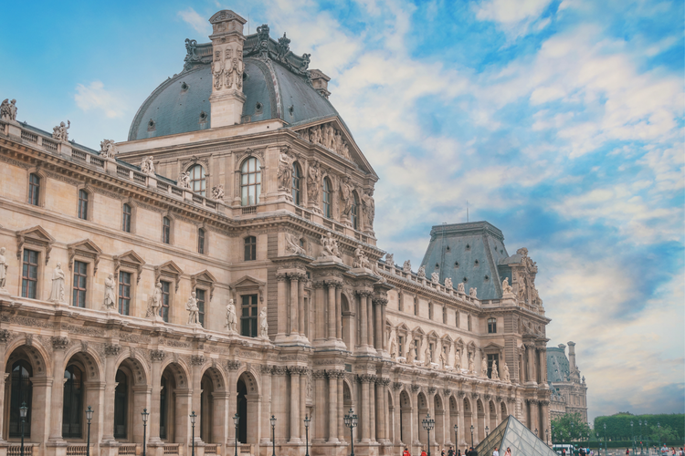 Sejarah Louvre: Dari Benteng Abad ke-12 hingga Museum Seni Dunia