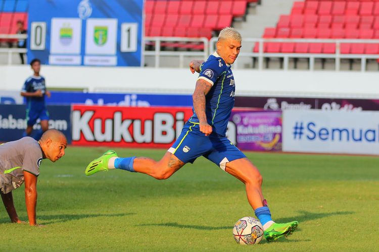 Pemain Persib Bandung Ciro Alves berhasil melewati pemain Persebaya Surabaya Leo Lelis saat pekan ke-13 Liga 1 2022-2023 yang berakhir dengan skor 2-1 di Stadion Jatidiri Semarang, Sabtu (10/12/2022) sore.