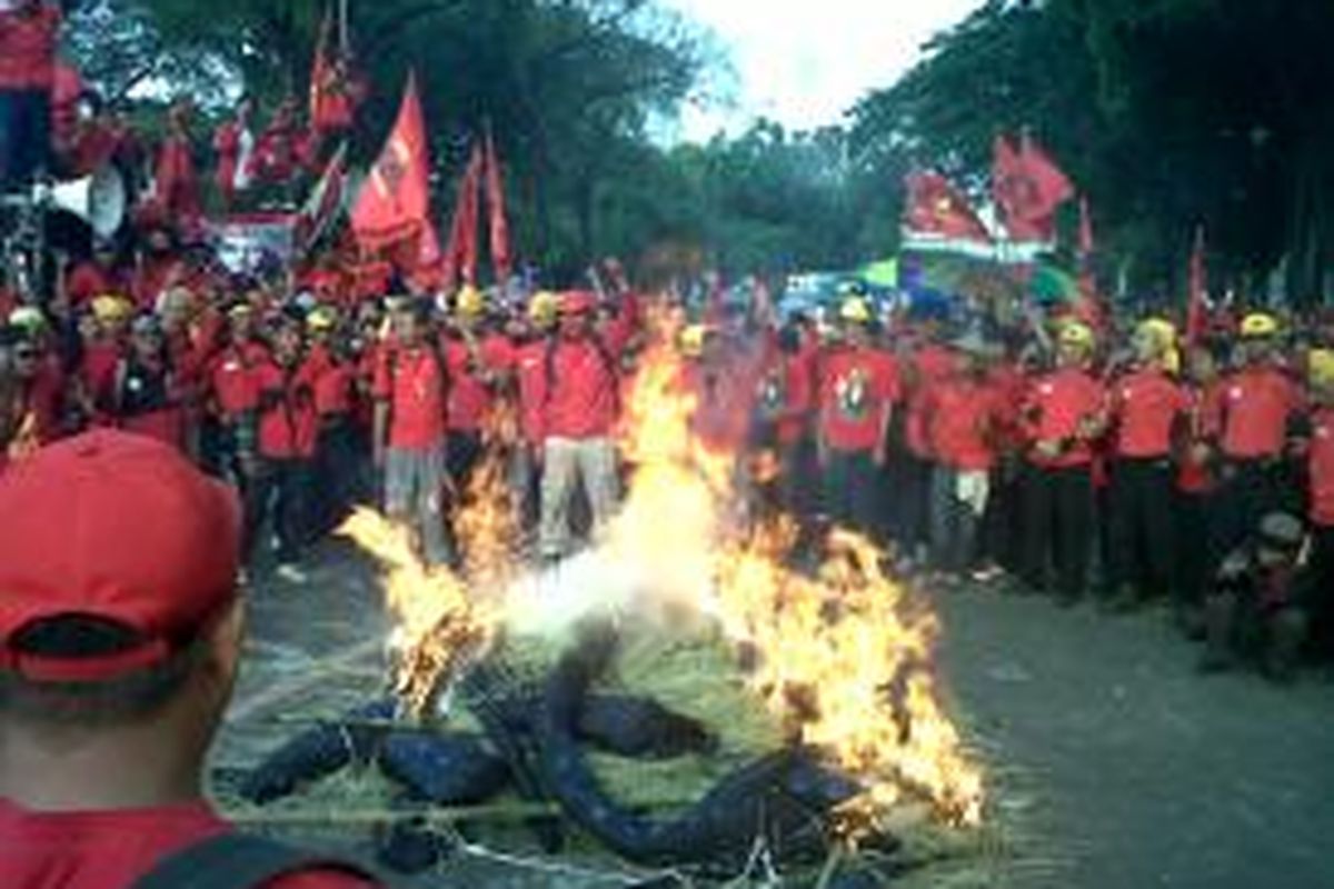 Buruh bakar gurita di depan istana

Setelah aksi demo, Buruh membakar replika gurita yang melambangkan sistem pemerintahan yang rakus, di Depan Istana Merdeka,Jakarta, Senin (16/09/2013).