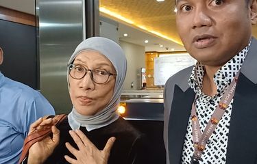 Aktris Ratna Sarumpaet didampingi pengacara Insank Nasruddin selesai diperiksa di Bareskrim Mabes Polri, Jakarta Selatan, Selasa (4/2/2025) setelah sembilan jam terkait laporan dugaan penggelapan harta warisan oleh Husin Kamal.