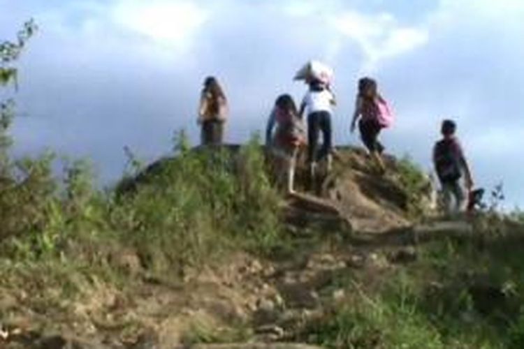 Para siswa dari Desa Letta, Kecamatan Lembang, Pinrang, Sulawesi Selatan berjalan kaki berjam-jam melintasi bukit terjal, hutan belantara dan sungai agar bisa tiba di sekolah.