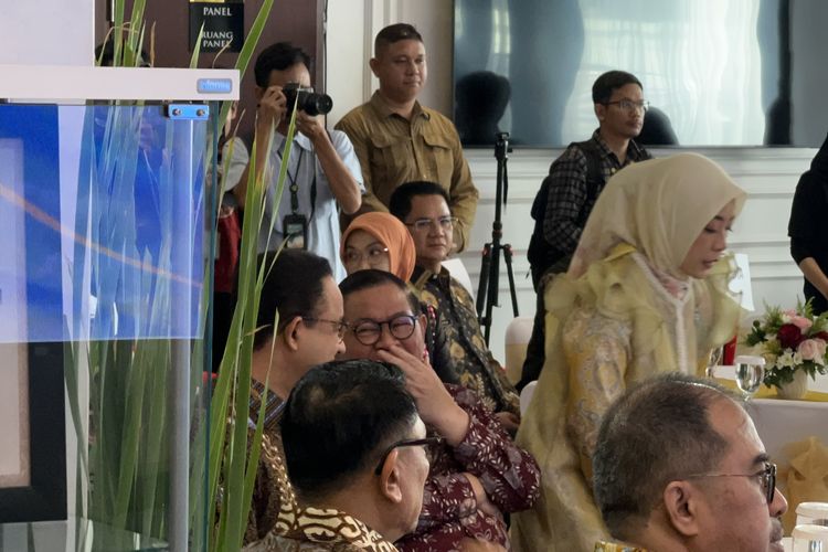 Momen Pramono Bisik-bisik dengan Anies Saat Peresmian Rumah Sakit di Tebet