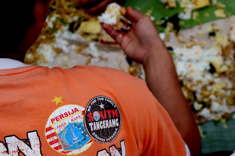 The Jak Mania Pamulang makan bersama sebelum pertandingan pekan 7 Liga 1 2022-2023 Arema FC Vs Persija Jakarta di Stadion Kanjuruhan Kepanjen Kabupaten Malang, Minggu (28/8/2022) sore.