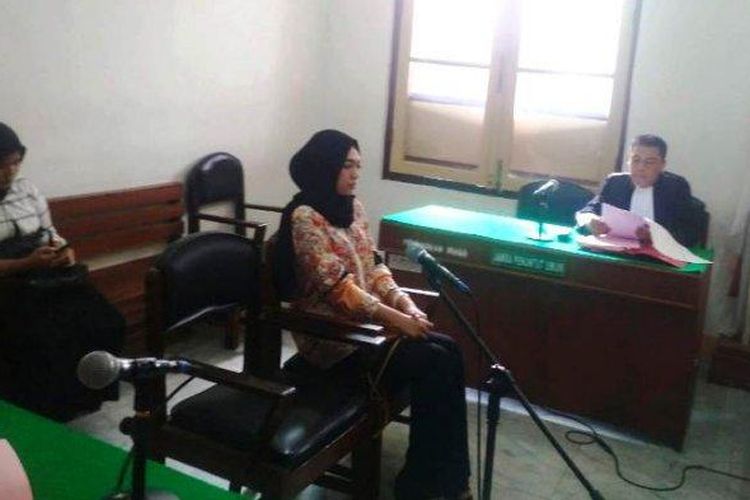 Febri Nur Amelia saat duduk di kursi dakwaan ruang Cakra 5, Selasa (7/1/2020). 