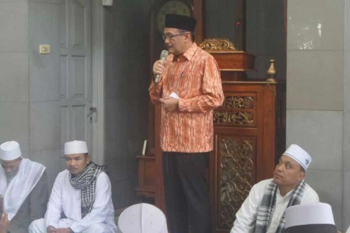 Wagub DKI Djarot Saiful Hidayat sholat jumat di Masjid At-Taqwa, Jakarta Timur, Jumat (17/2/2017). 