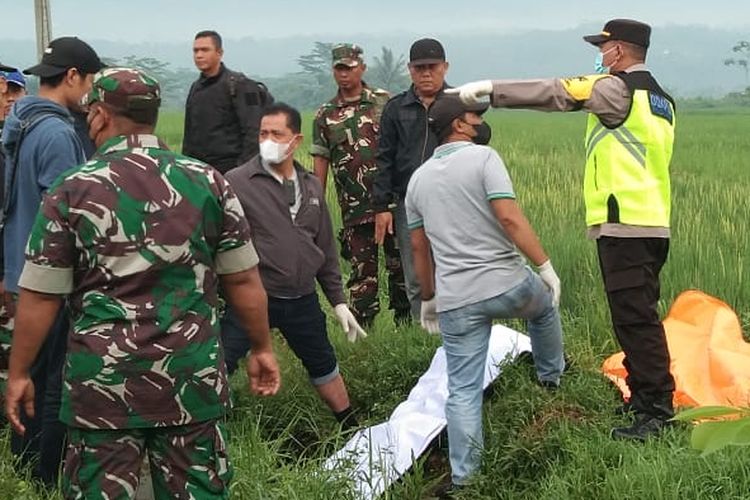 Proses evakuasi mayat di tepi sawah Payaman, Secang, Magelang, Selasa (6/2/2024).