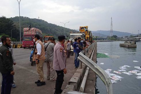 Detik-detik Truk Pakan Ayam Terjun ke Laut di Pelabuhan Merak