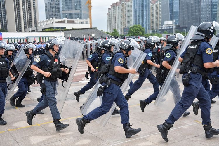 Ribuan polisi anti-huru hara China yang berperalatan lengkap mengikuti latihan di kota perbatasan Shenzhen, Selasa (6/8/2019).