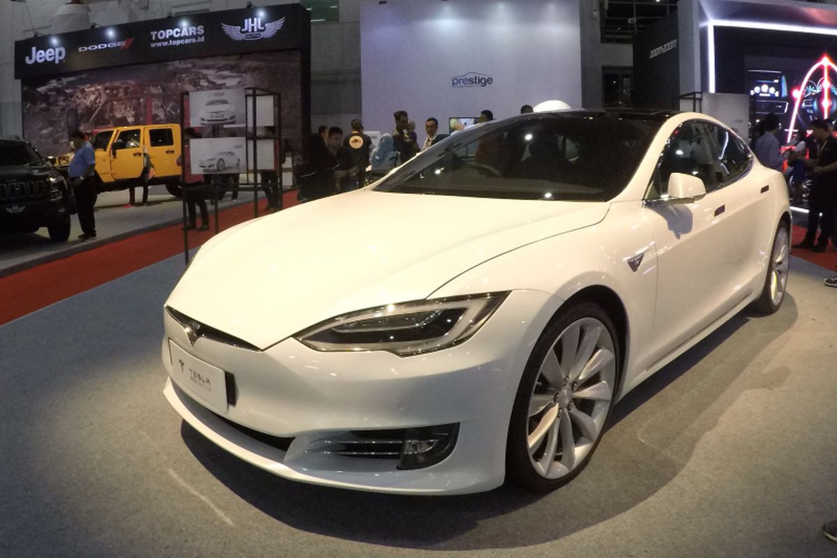 Tesla Model S P100D yang dipajang di IIMS 2017. Model ini dijual dengan banderol Rp 4,4 miliar.
