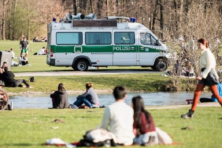 Anak muda di Jerman yang tidak patuh aturan social distancing diprediksi menjadi penyebab penularan virus corona yang merebak luas di Jerman.