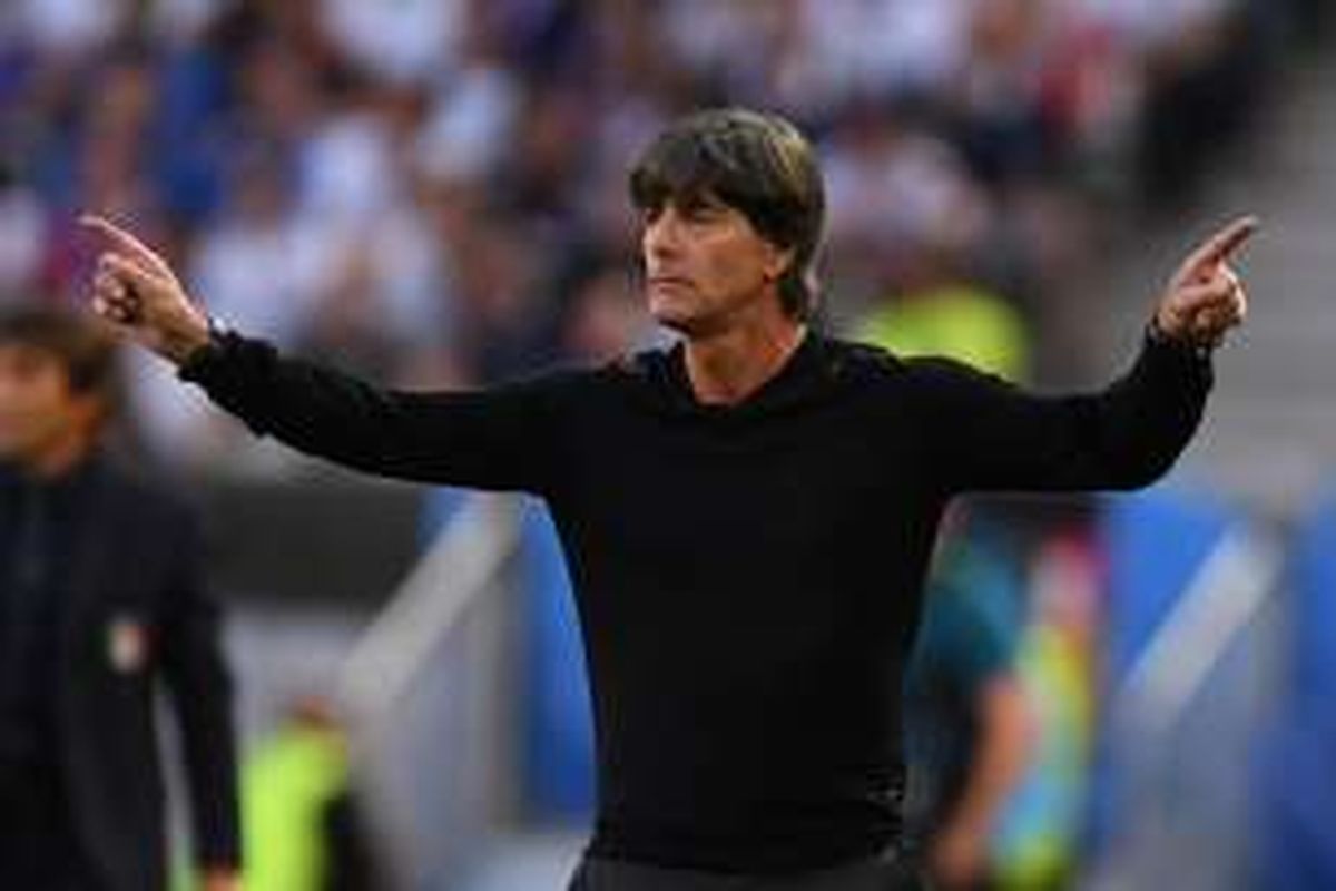 Pelatih Jerman, Joachim Loew, tengah mendampingi anak asuhnya dalam laga Piala Eropa 2016 kontra Italia, di Stade Matmut-Atlantique, Sabtu (2/7/2016) waktu setempat.