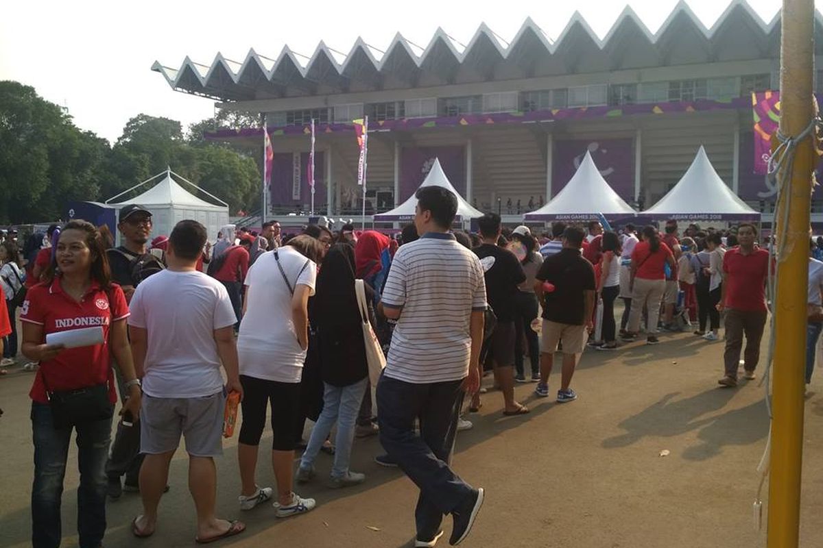 Patra penonton sudah datang ke Istora GBK, 3 jam sebelum final Indoensia-China dilangsungkan, Rabu (22/08/2018)