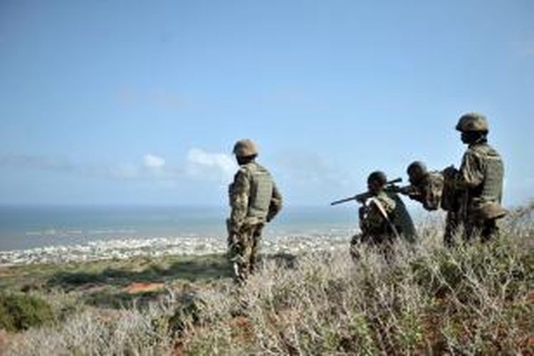 Pasukan Uni Afrika melakukan patroli di perbukitan dekat kota Barawe, Somalia yang selama 23 tahun dikuasai kelompok militan Al-Shabab. Di kejauhan nampak kota pelabuhan Barawe yang berhasil direbut pasukan gabungan Somalia dan Uni Afrika.