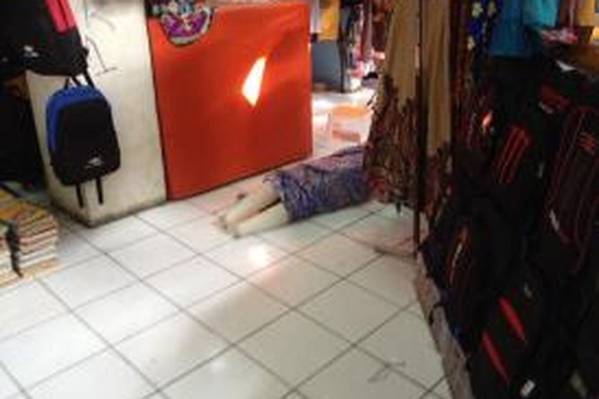 Sebuah maneken dari toko pakaian yang terjatuh dan dibiarkan di lantai karena pemilik tokonya tidak ada, Kamis (16/4/2015). Toko tersebut berada di Pasar Tanah Abang Blok G, Jakarta Pusat.
