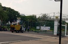 Monas Tutup Hari Ini, Petugas Masih Bersihkan Sampah Sisa Acara HUT Bhayangkara