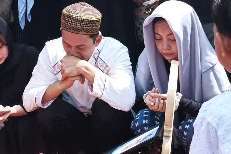 Kesedihan Kiki Farrel melepas kepergian ibunya, Dahlia di Taman Pemakaman Umum (TPU) Pisangan Barat, Tangerang Selatan, Kamis (12/5/2022).  