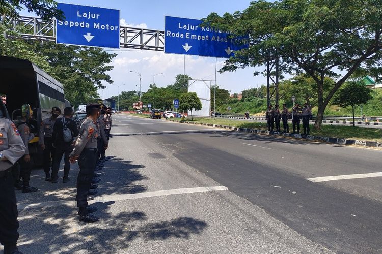 Petugas Kepolisian saat Menjaga Pintu Suramadu dari Aksi Mahasiswa UTM