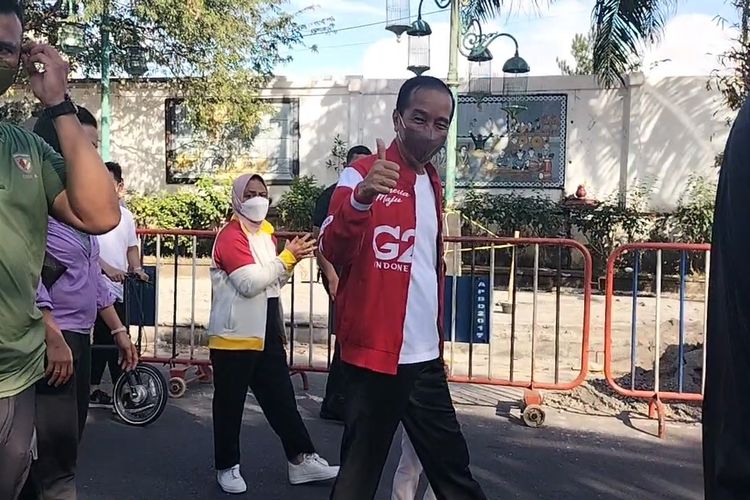 Seusai berolahraga di Car Free Day (CFD) Kota Solo, Presiden Joko Widodo (Jokowi) bersama rombongan melakukan peninjauan revitalisasi koridor Jalan Gatot Subroto hingga Ngarsopuro, Minggu (7/8/2022).
