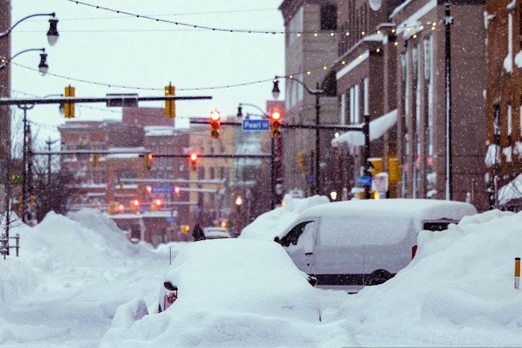 Dalam foto dari Kantor Gubernur Kathy Hochul kendaraan terlihat terperangkap di bawah salju tebal di jalan-jalan pusat kota Buffalo, New York, pada 26 Desember 2022.