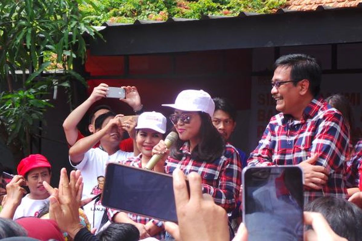 Calon wakil gubernur DKI Jakarta Djarot Saiful Hidayat dan istri, Happy Farida, saat berkampanye di Jalan Damai Raya, Cipete Utara, Jakarta Selatan, Minggu (22/1/2017).