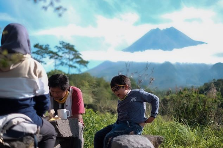 Tempat ngopi dengan pemandangan Gunung Merapi bernama Warung Kopi Merapi di Yogyakarta.