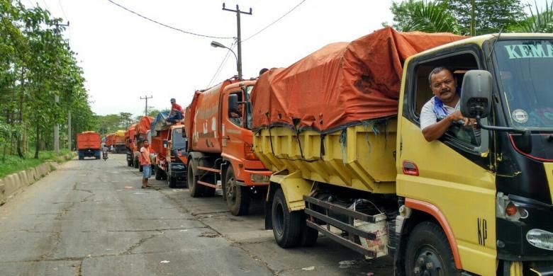 Truk-truk pengangkut sampah dari DKI Jakarta mengantre untuk membuang sampah di TPST Bantargebang, Senin (27/6/2016).