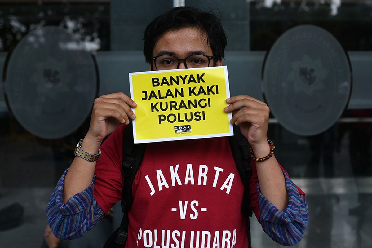 Seorang warga melakukan aksi mengawal sidang perdana gugatan terkait polusi udara Jakarta di Pengadilan Negeri Jakarta Pusat, Jakarta, Kamis (1/8/2019). Gugatan yang diajukan sejumlah LSM yang tergabung dalam Gerakan Inisiatif Bersihkan Udara Koalisi Semesta tersebut ditujukan kepada Presiden Joko Widodo, Menteri LHK Siti Nurbaya, Menkes Nila Moeloek, Mendagri Tjahjo Kumolo, Gubernur DKI Jakarta Anies Baswedan, Gubernur Jawa Barat Ridwan Kamil, dan Gubernur Banten Wahidin Halim.