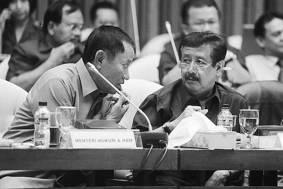 Menteri Hukum dan Hak Asasi Manusia Amir Syamsuddin (kiri) dan Jaksa Agung Basrief Arif mengikuti rapat dengan Tim Pengawas Kasus Bank Century di Kompleks Parlemen, Senayan, Jakarta, Rabu (20/6). DPR meminta penjelasan tentang perkembangan perburuan aset Bank Century di luar negeri.