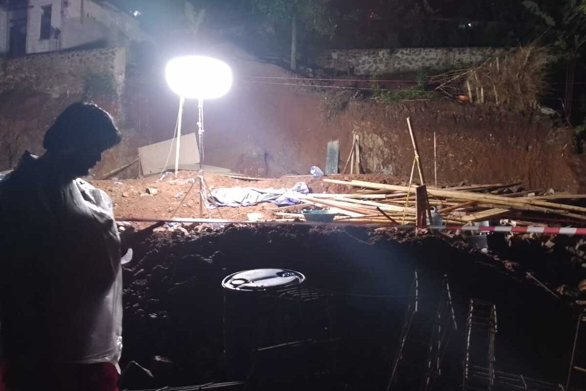 Kepala Seksi Ops Basarnas Bandung Mochamad Adip di lokasi longsor TPT di Cisempur, Sumedang, Jabar, Jumat (2/1/2026) malam. KOMPAS.com/AAM AMINULLAH