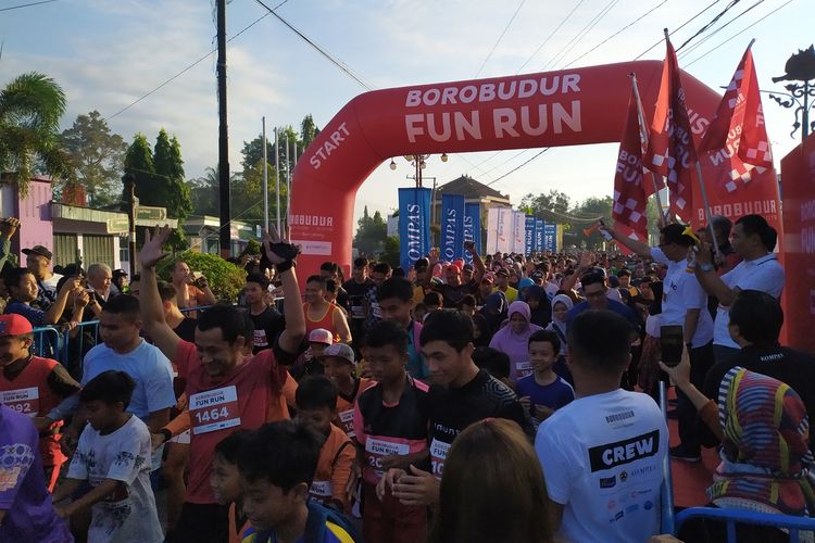 Sekitar 2.000 peserta mengikuti Borobudur Fun Run di kawasan Candi Pawon, Desa Wanurejo, Kecamatan Borobudur, Kabupaten Magelang, Minggu (19/1/2020).