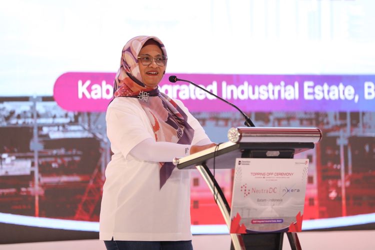 Direktur Utama Telkom Dian Siswarini saat memberikan paparan pada acara Topping Off Hyperscale Data Center (HDC) NeutraDC-Nxera Batam, Kamis (30/10/2025) di Batam.