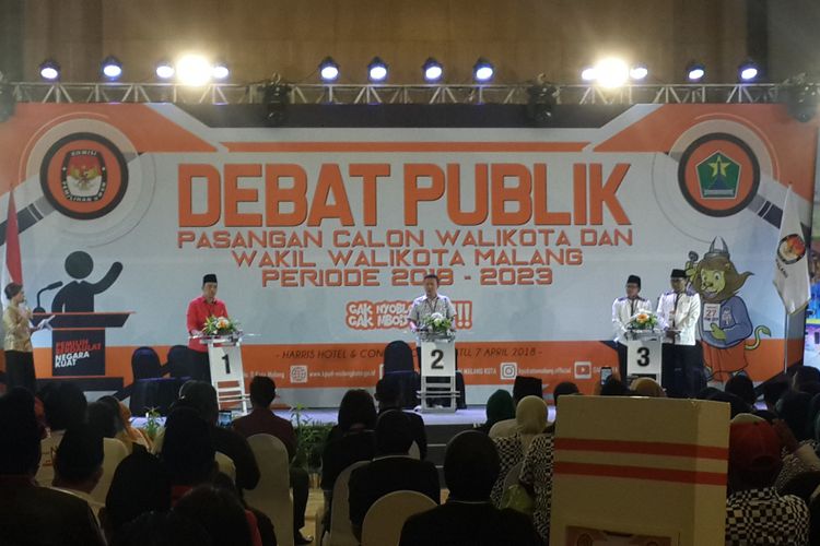 Tiga pasangan calon Pilkada Kota Malang saat debat kandidat di Hotel Harris, Kota Malang, Sabtu (7/4/2018) malam. Dua calon wali kota Malang absen karena ditahan KPK akibat kasus suap.