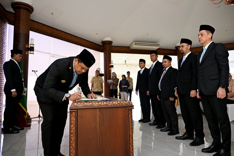 Gubernur Sumatera Utara (Sumut) Bobby Nasution saat mengangkat dan menetapkan direksi dan dewan komisaris dua Badan Usaha Milik Daerah (BUMD), yaitu PT Pembangunan Prasarana Sumatera Utara (PPSU) dan PT Dirga Surya.  Pelantikan tersebut berlangsung di Anjungan Lantai 9, Kantor Gubernur Sumut, Jalan Pangeran Diponegoro Nomor 30 Medan, Kamis (24/7/2025).