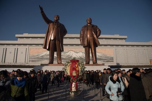 Rakyat Korea Utara Peringati Enam Tahun Kematian Kim Jong Il