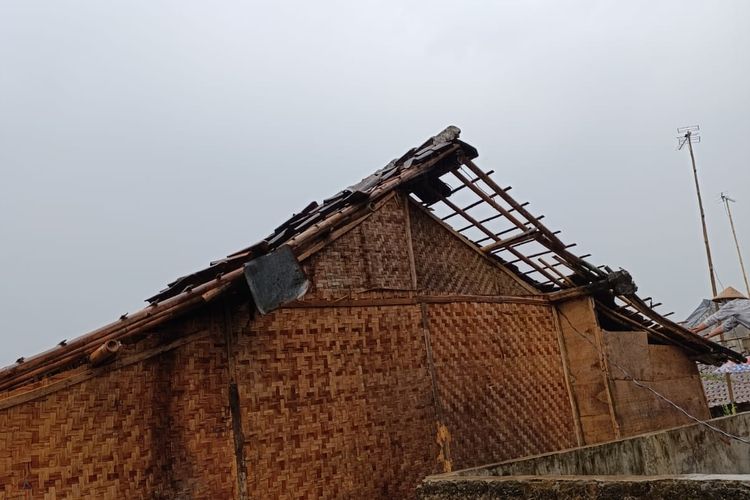 Rumah yang terkena dampak gempa bumi di Kabupaten Bandung dan sekitarnya beberapa waktu lalu.