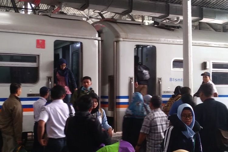 Para penumpang tengah memasuki kereta di Stasiun Bandung, Rabu (2/1/2019).