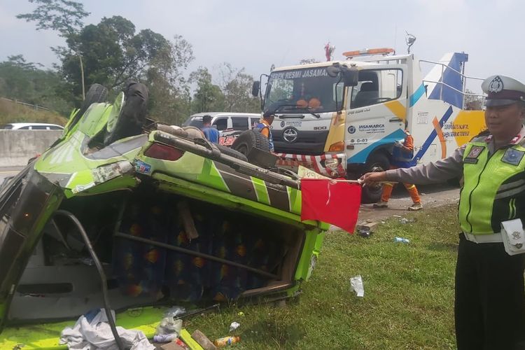 Kendaraan roda empat jenis minibus Isuzu dengan nomor polisi S 7413 JA mengalami kecelakaan tunggal hingga terbalik di tol Pandaan-Malang KM 83/A, Selasa (6/9/2022) sekitar pukul 10.00 WIB.