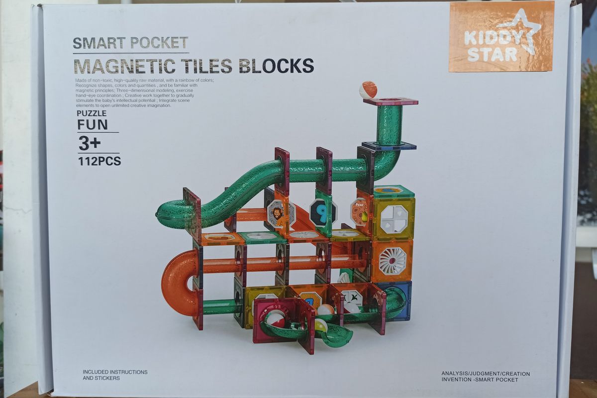 Mainan edukasi Smart Pocket Magnetic Tiles Blocks dari Toys Kingdom ini bisa mengasah kreativitas dan melatih konsentrasi anak.