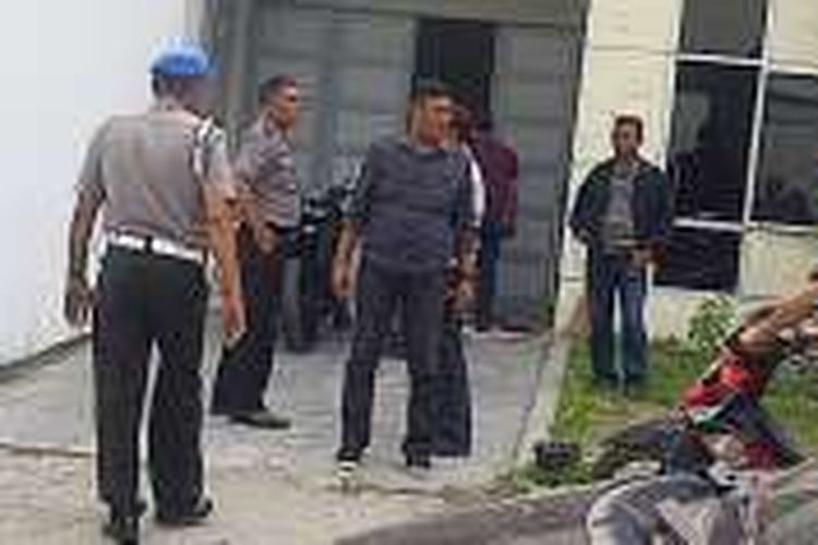 Dua kubu Serikat Pekerja Transportasi Seluruh Indonesia (SPTSI) terlibat bentrok di Komplek Tomang Elok, Jalan Gatot Subroto, Kecamatan Medan Sunggal, Kota Medan