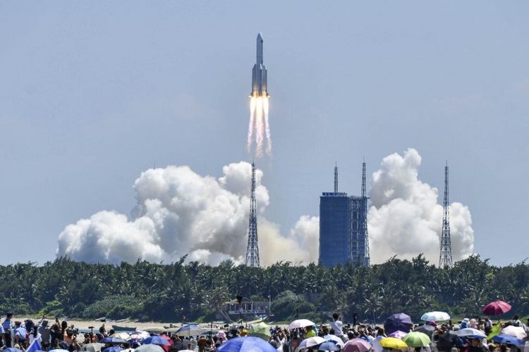 Penonton menyaksikan peluncuran roket yang mengangkut modul kedua China untuk stasiun luar angkasa Tiangong dari pelabuhan antariksa Wenchang di China selatan pada 24 Juli 2022. 