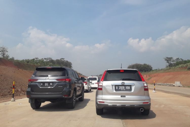 Antrean kendaraan jelang pintu keluar Grinsing di ruas Tol Batang-Semarang, Selasa (12/6/2018).