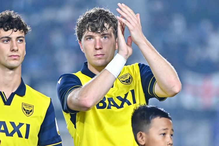 Penyerang Oxford United Ole Romeny memberikan sambutan tepuk tangan untuk penonton kala menghadapi Arema FC pada partai lanjutan Grup A Piala Presiden 2025, Kamis (10/7/2025) di Stadion Si Jalak Harupat, Soreang, Kabupaten Bandung. 