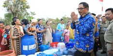 Pj Gubernur Jateng Salurkan Air Bersih di Desa Weding, Demak, Warga Ucapkan Terima Kasih