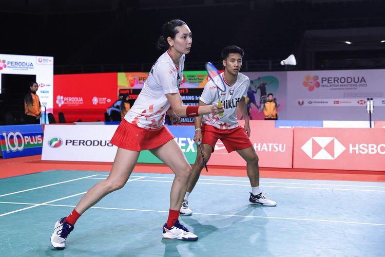 Dejan Ferdinansyah/Gloria Emanuelle Widjaja saat bertanding pada babak 32 besar Malaysia Masters 2023 di Axiata Arena, Kuala Lumpur, Rabu (24/5/2023). Terkini, Dejan/Gloria menjadi salah satu wakil Indonesia yang tampil pada turnamen Singapore Open 2023.