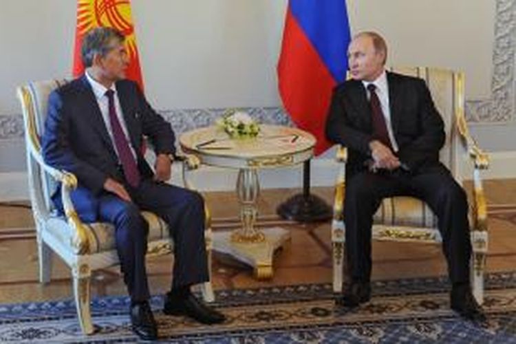 Presiden Rusia Vladimir Putin menerima kunjungan Presiden Kirgistan Alamzbek Atambayev di Istana Konstantinov, St Petersburg, Senin (16/3/2015), sekaligus menepis rumor terkait keberadaannya selama 10 hari terakhir.