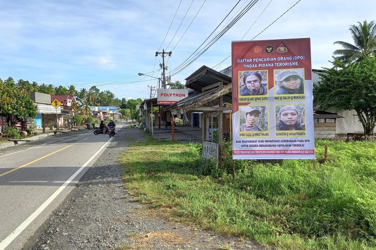 Baliho besar menampilkan wajah sisa anggota MIT yang masih buron di Poso, Sulawesi Tengah.