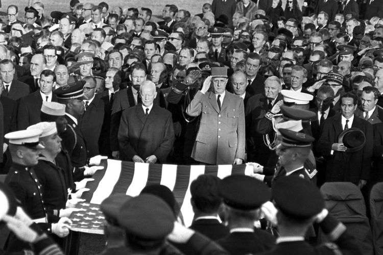 Presiden Perancis Charles de Gaulle (tengah) dan para pejabat lainnya memberikan penghormatan kepada peti mati Presiden Amerika Serikat John F Kennedy di Permakaman Nasional Arlington, Virginia, 25 November 1963.