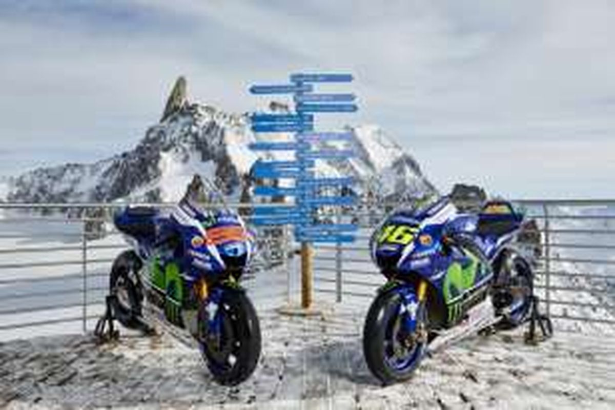 Sepeda motor Valentino Rossi dan Jorge Lorenzo, YZR-M1, dipotret di puncak Mont Blanc Massif, Senin (29/2/2016).